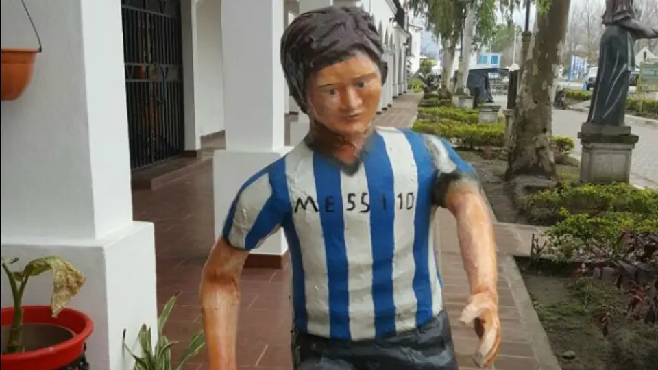 Con espantosa estatua, piden a Messi que no se vaya