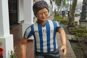 Con espantosa estatua, piden a Messi que no se vaya