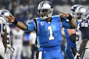 Carolina aplasta a Dallas y mantiene el invicto