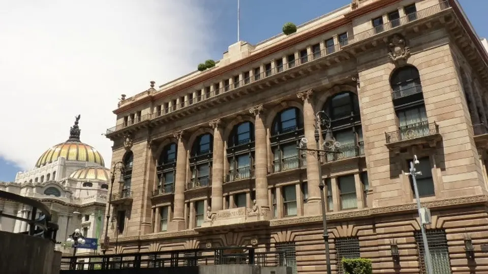 Dólar rebasa los 18 pesos y alcanza máximo histórico