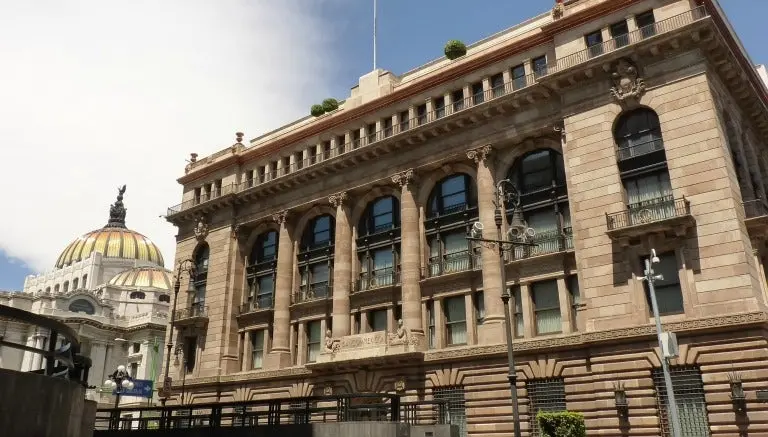 Dólar rebasa los 18 pesos y alcanza máximo histórico