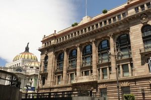 Dólar rebasa los 18 pesos y alcanza máximo histórico