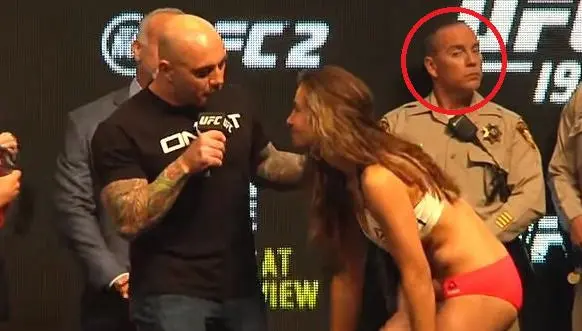 Guardia de seguridad se da 'taco de ojo' con Miesha Tate