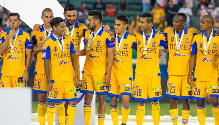 Jugadores de Tigres en festejo, durante el partido del Campeón de Campeones 2015-2016 | IMAGO7