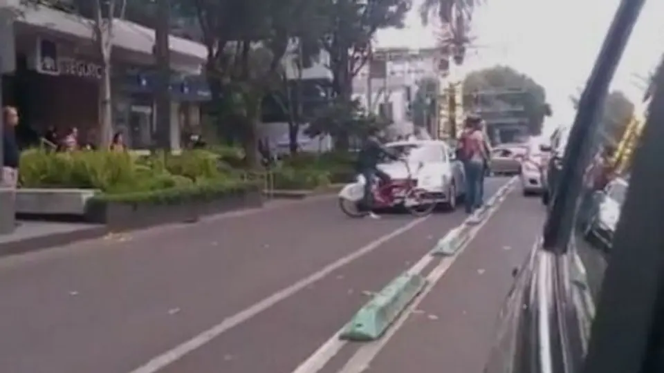 #LordAudi arrolla bicicleta y golpea policía en CDMX