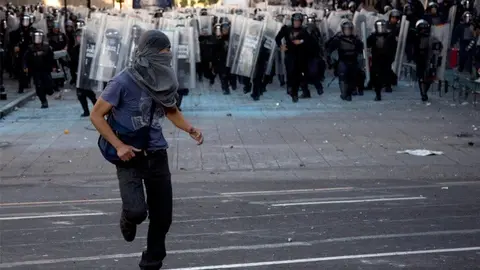 Choque entre policías y manifestantes tras marcha del 2 de octubre