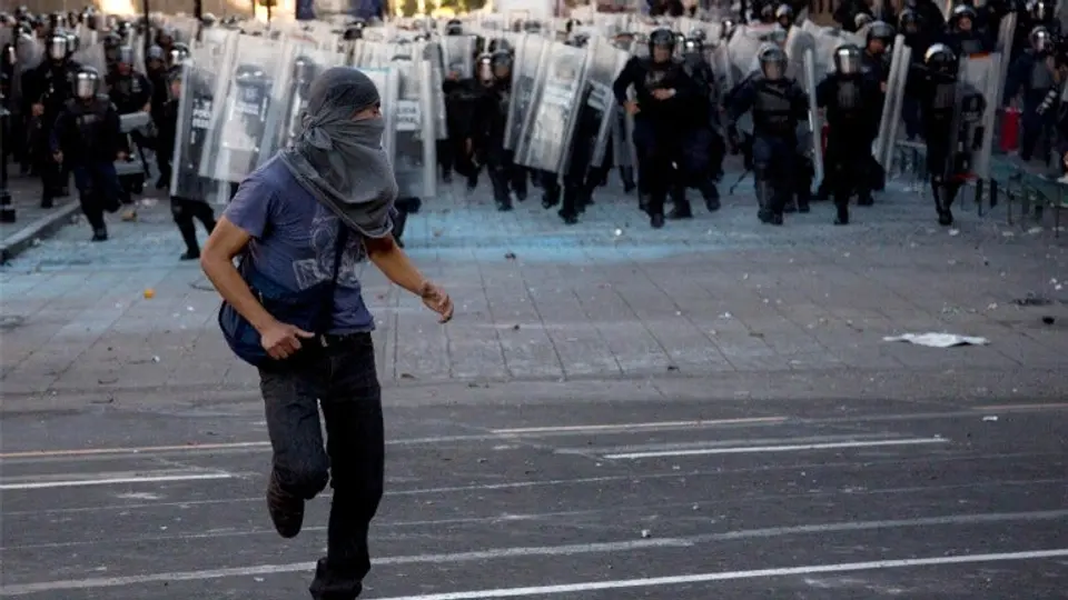 Choque entre policías y manifestantes tras marcha del 2 de octubre