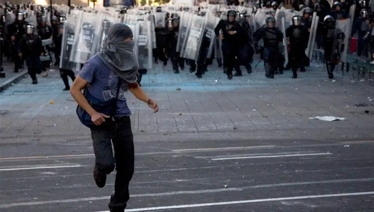 Choque entre policías y manifestantes tras marcha del 2 de octubre