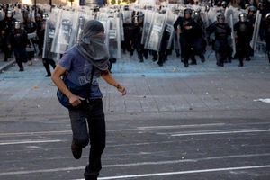 Choque entre policías y manifestantes tras marcha del 2 de octubre