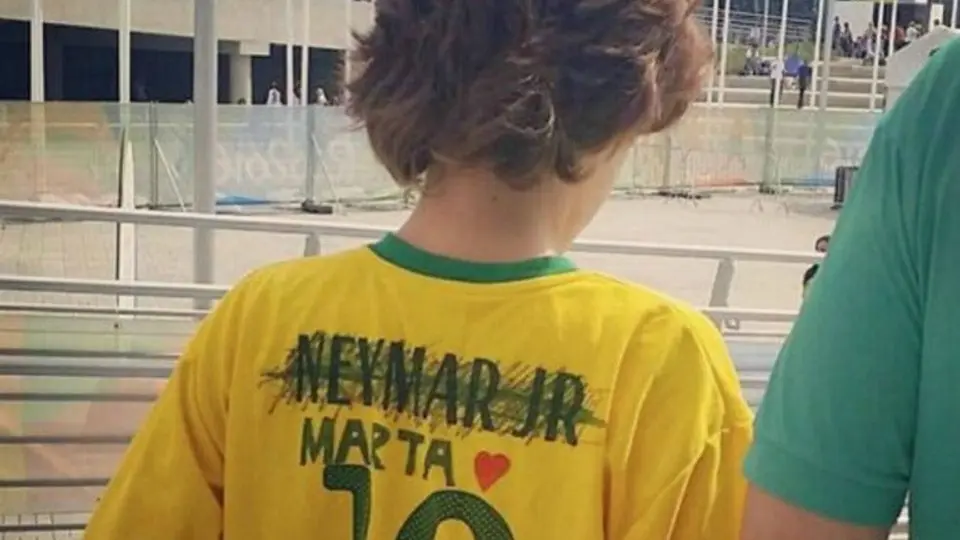 Niño brasileño reprocha a Neymar y lo tacha de su camiseta