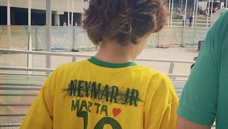 Niño brasileño reprocha a Neymar y lo tacha de su camiseta