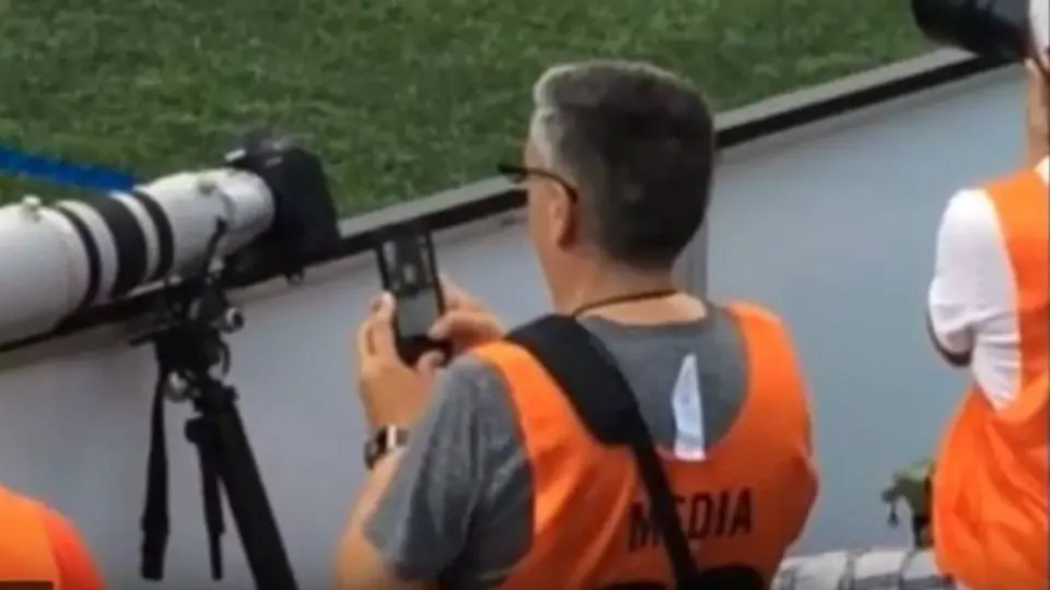 Fotógrafo juega Pokémon Go en pleno partido