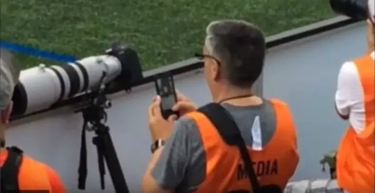 Fotógrafo juega Pokémon Go en pleno partido