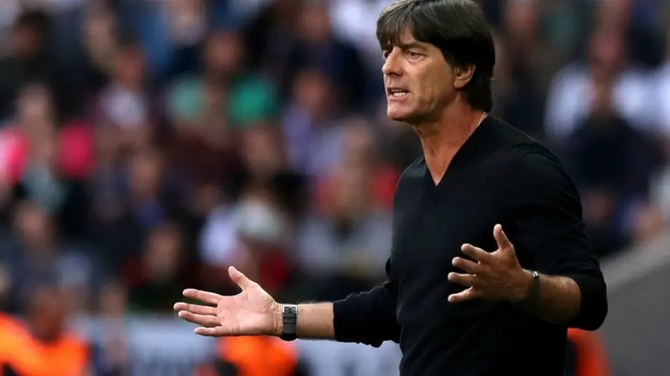 Löw lo vuelve a hacer y ahora se olió la axila