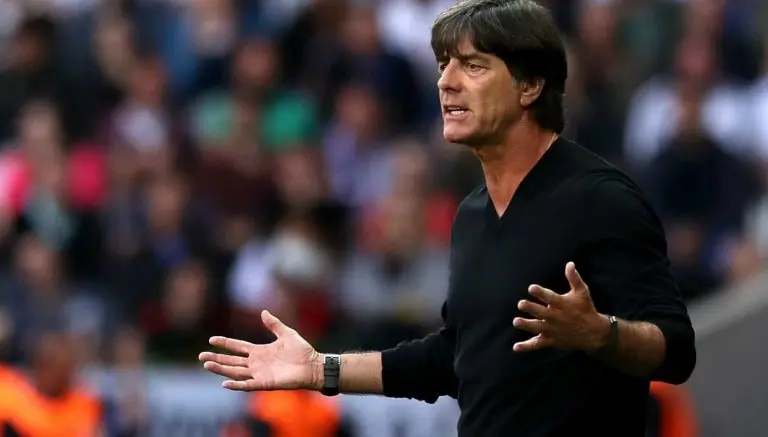 Löw lo vuelve a hacer y ahora se olió la axila
