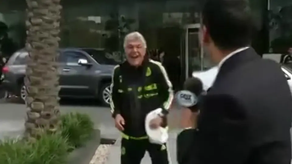 Tuca empuja a reportero en plena transmisión