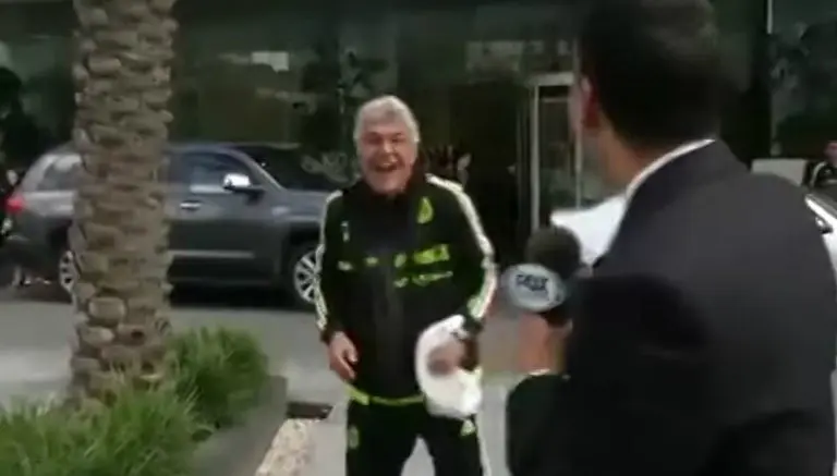 Tuca empuja a reportero en plena transmisión