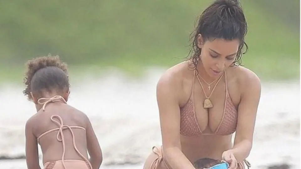 Kim Kardashian luce diminuto bikini en playas de México