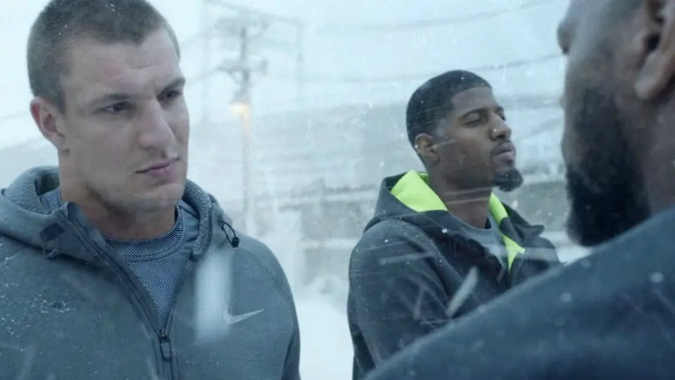 Estrellas deportivas juegan 'tocho' en la nieve