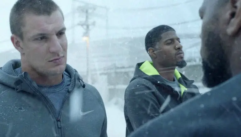Estrellas deportivas juegan 'tocho' en la nieve