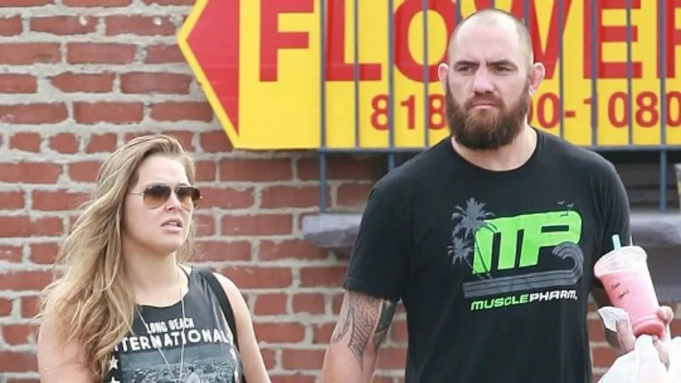 Ronda Rousey se recupera junto a Travis Browne