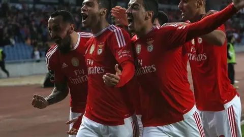 Jiménez rescata triunfo del Benfica con gran gol