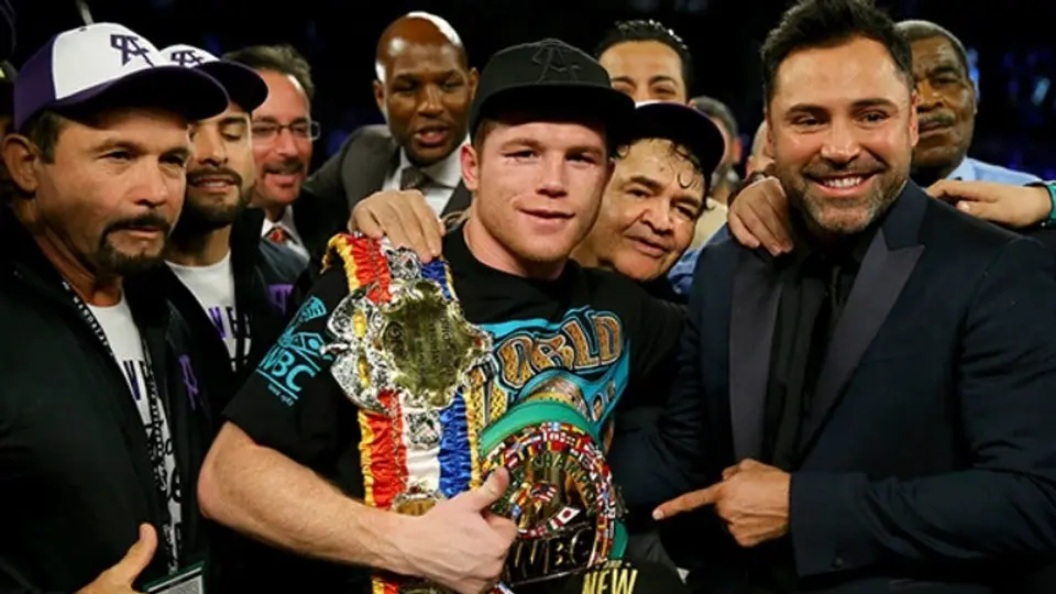Canelo renuncia a cetro mundial mediano del CMB