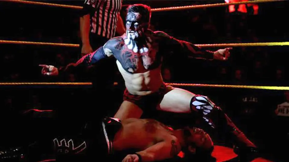 Finn Balor sufre curioso accidente en una lucha