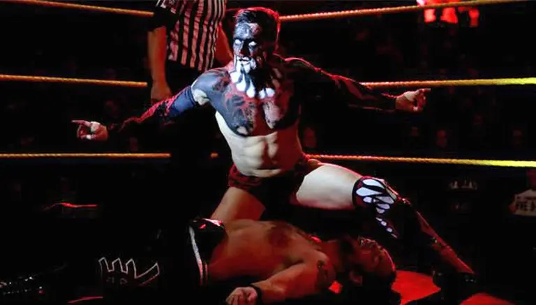 Finn Balor sufre curioso accidente en una lucha
