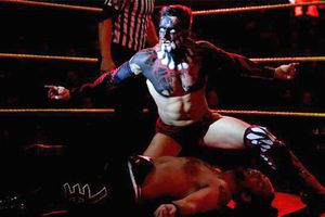 Finn Balor sufre curioso accidente en una lucha