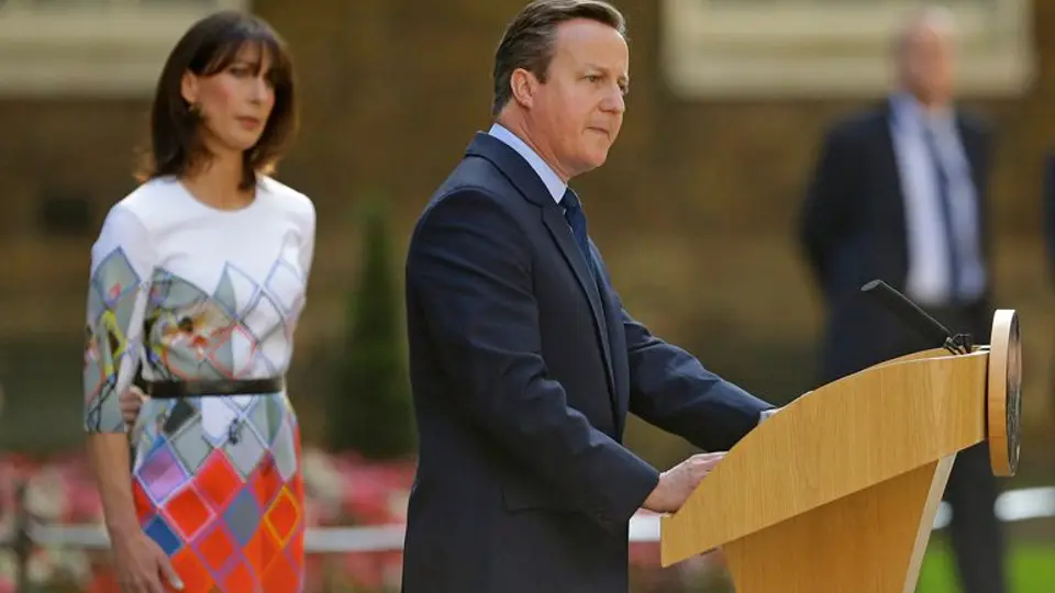 Primer ministro británico renuncia tras Brexit