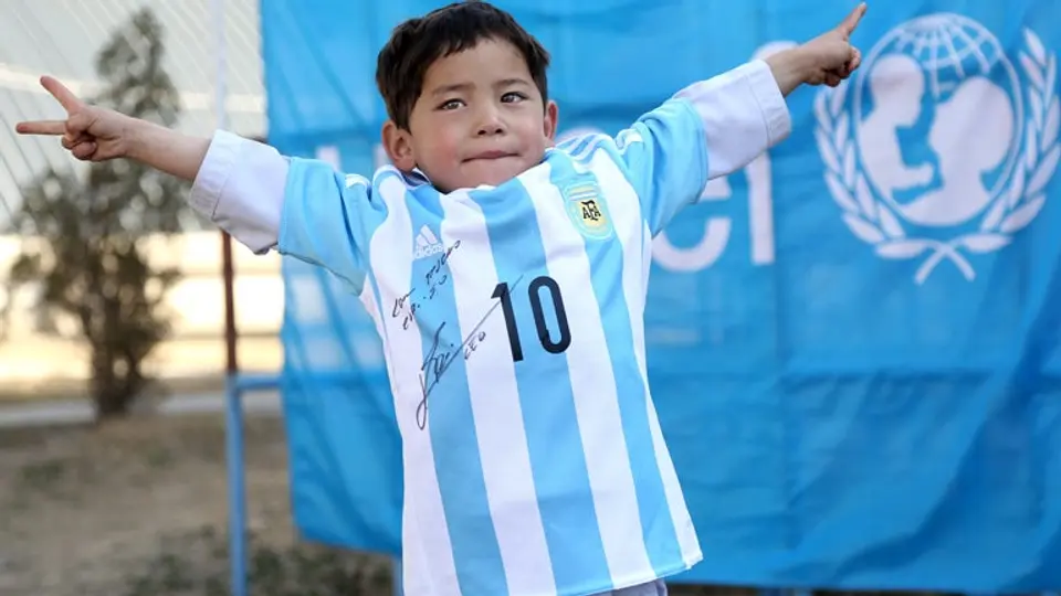 Messi envía playeras autografiadas a niño afgano