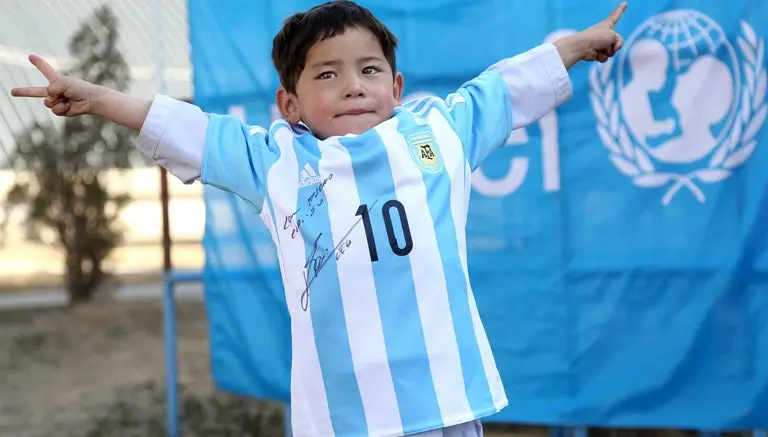 Messi envía playeras autografiadas a niño afgano