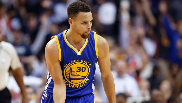 Curry anota 51 puntos en victoria sobre Wizards