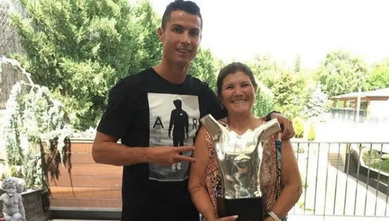 Madre de CR7 alienta a su hijo tras ser sustituido en Liga