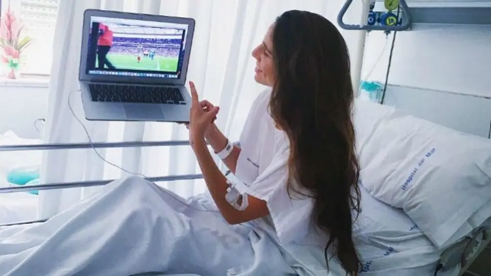 Lucía Villalón apoya a Chicharito desde el hospital