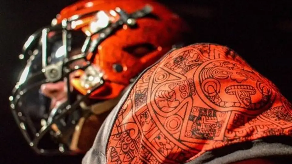 Universitarios en EU plasman calendario azteca en uniformes