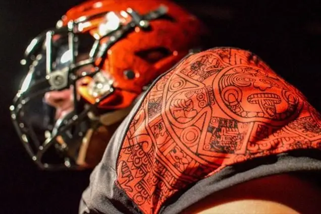 Universitarios en EU plasman calendario azteca en uniformes