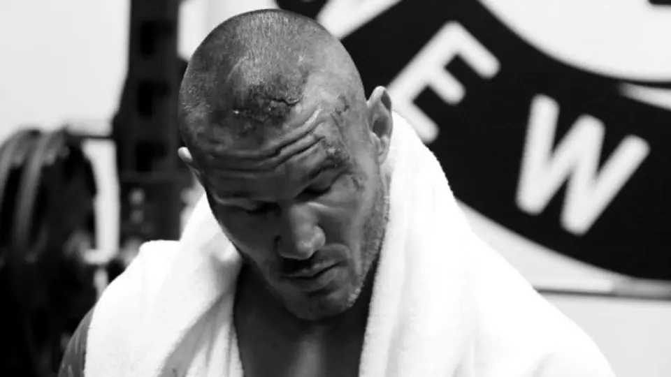 Randy Orton recibe 10 puntadas tras lucha con Lesnar