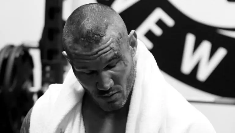 Randy Orton recibe 10 puntadas tras lucha con Lesnar