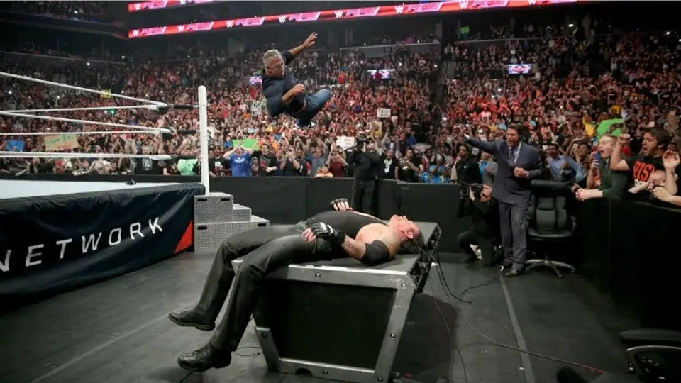 Shane McMahon 'sepulta' a Undertaker previo a Wrestlemania
