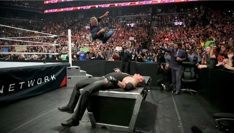 Shane McMahon 'sepulta' a Undertaker previo a Wrestlemania