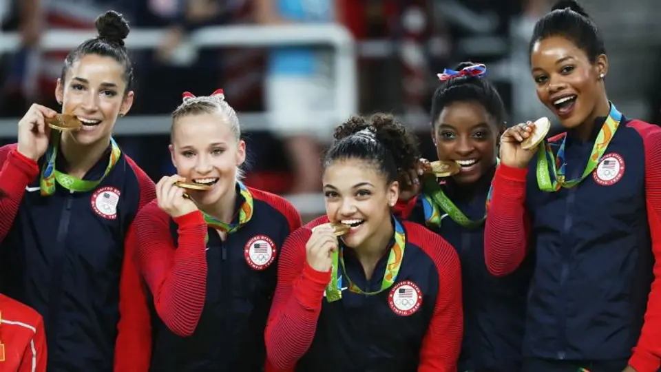 Simone Biles conduce a equipo de EU al oro en gimnasia