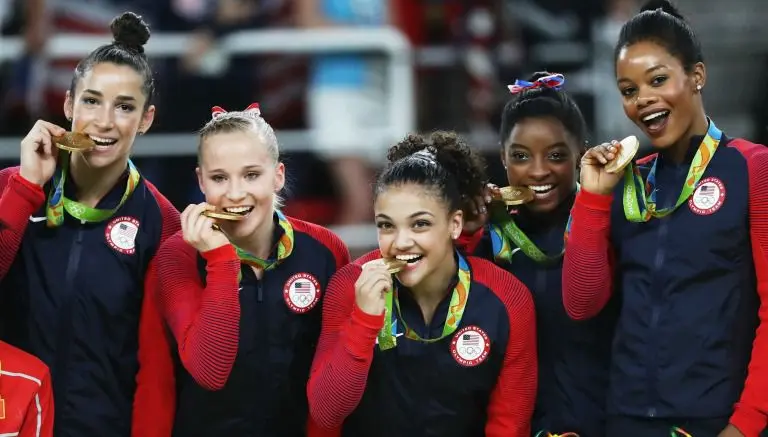 Simone Biles conduce a equipo de EU al oro en gimnasia