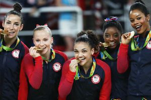 Simone Biles conduce a equipo de EU al oro en gimnasia