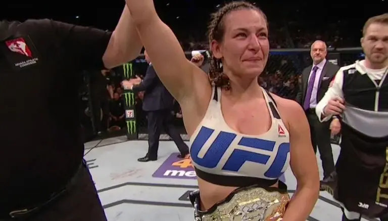 Miesha Tate es nueva Campeona tras 'dormir' a Holm