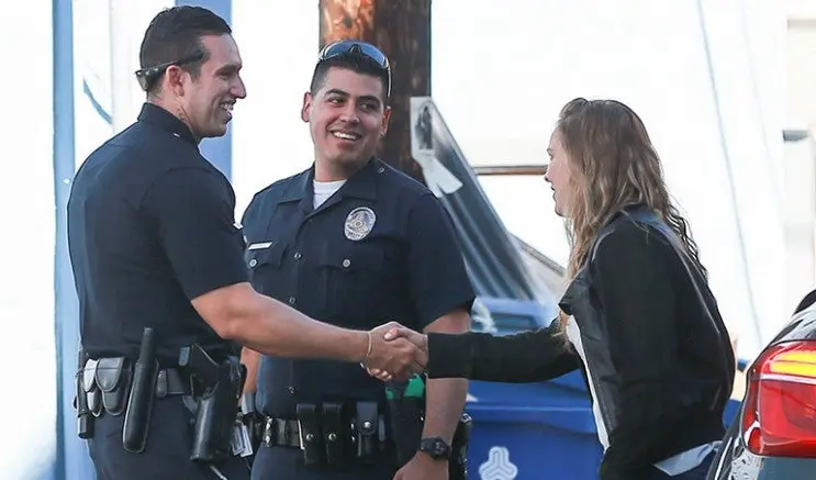 Policías detienen a Ronda... para pedirle una foto