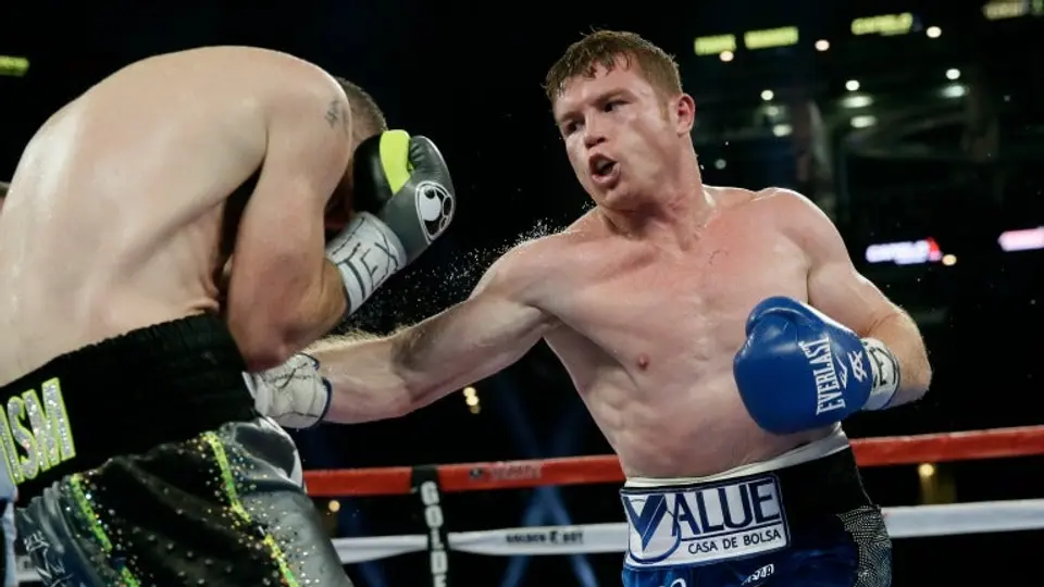 Canelo se impone a Smith y obtiene cinturón Superwelter