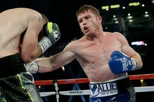 Canelo se impone a Smith y obtiene cinturón Superwelter