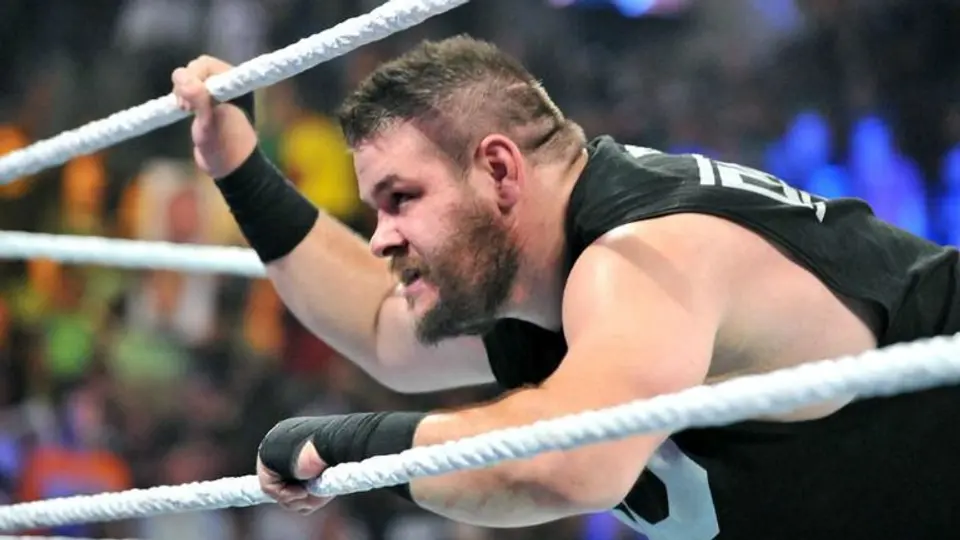 Kevin Owens vence a AJ Styles y califica a MITB